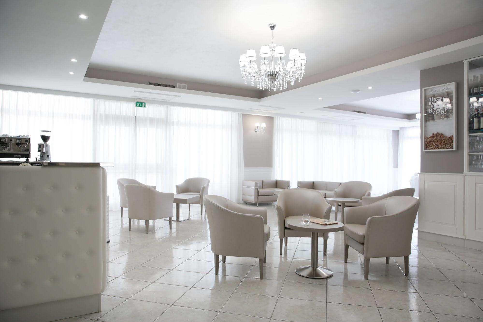 Hotel Leon - Ristorante Al Cavallino Rosso Сан-Джованні-Ротондо Екстер'єр фото