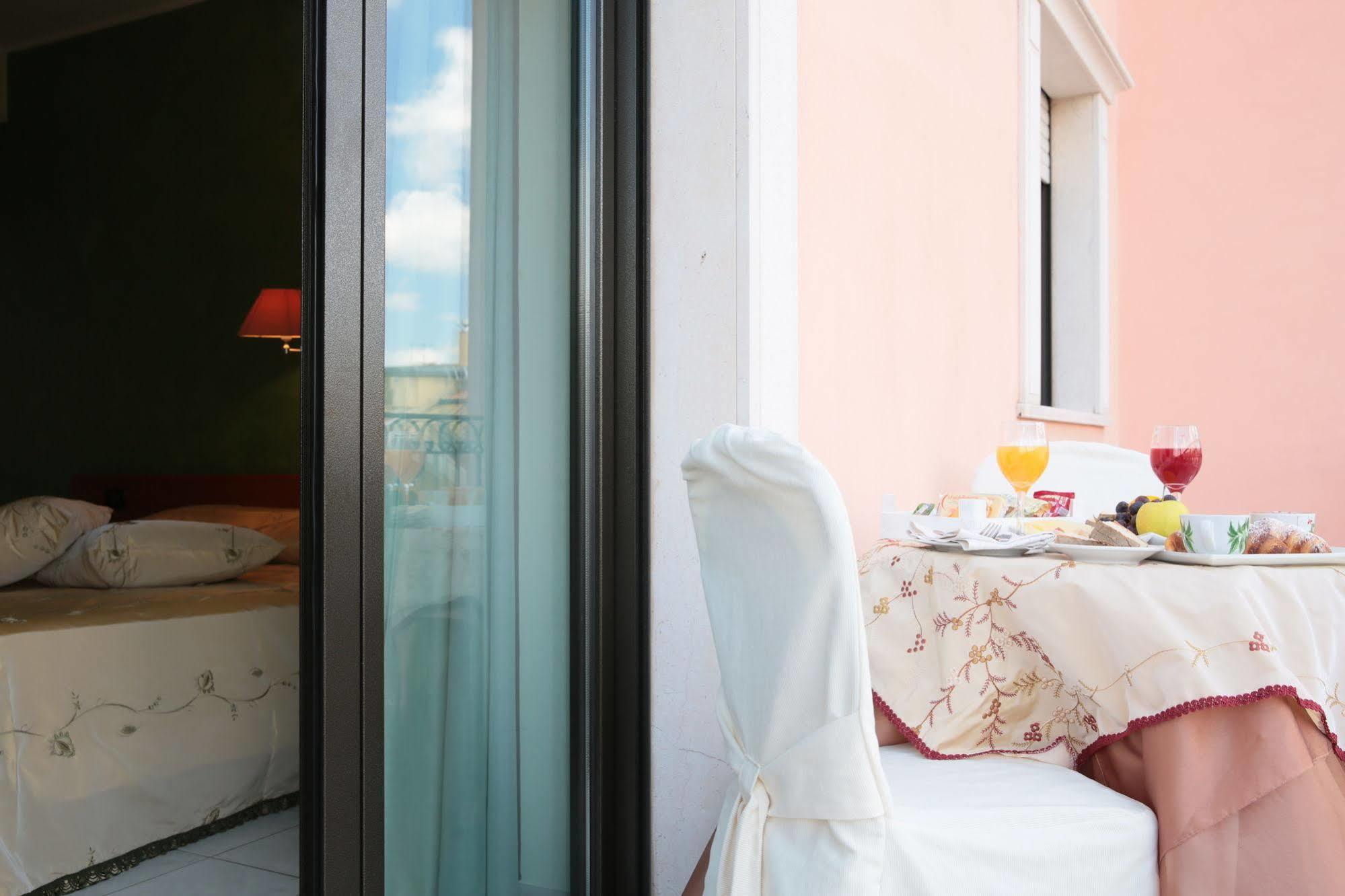 Hotel Leon - Ristorante Al Cavallino Rosso Сан-Джованні-Ротондо Екстер'єр фото